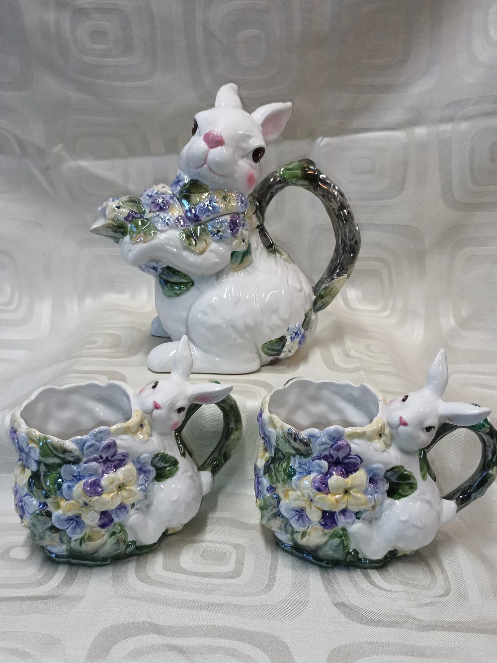 Enesco Vintage Sculpted Bunny Teapot With 2 Mathching Mugs